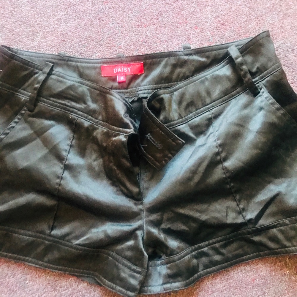 Daisy size medium silky shorts